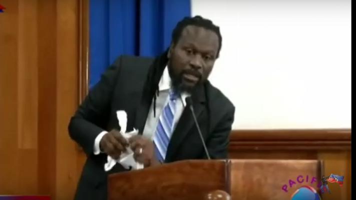 Senator Antonio Cheramy verscheurt het rapport van de Commissie Financiën in de Haïtiaanse Senaat