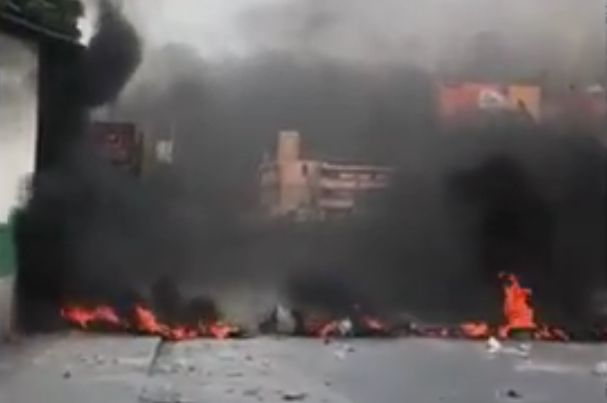 Brandende banden symbool voor protest