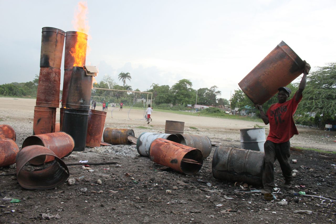 Olievaten worden verbrand om er verf en andere toxische producten af te halen