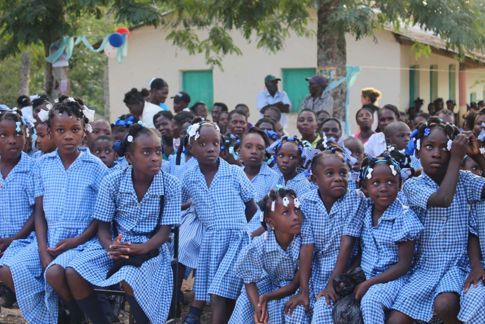 Leerlingen voor hun school in Monbin-Crochu