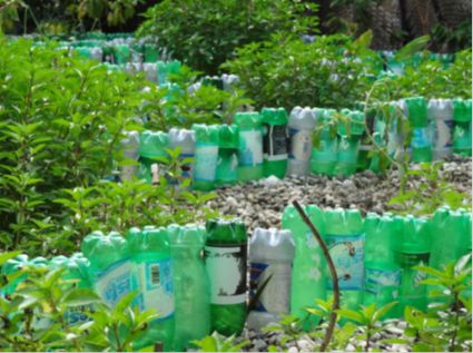 afvalverwerking: Gerecycleerde plastiek flessen om perceeltjes af te boorden in het park
