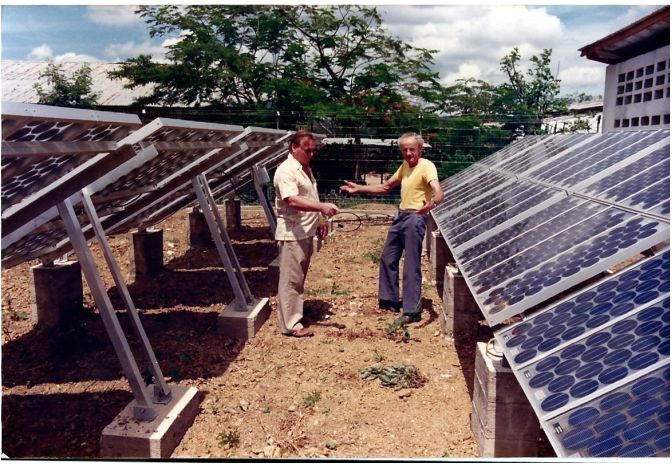 Piet Van Kampen en Marcel Marchal bij het zonnepanelenproject