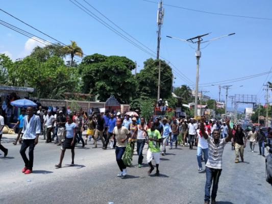 Haïtianen trekken de straat op in protest tegen de nieuwe financieringswet